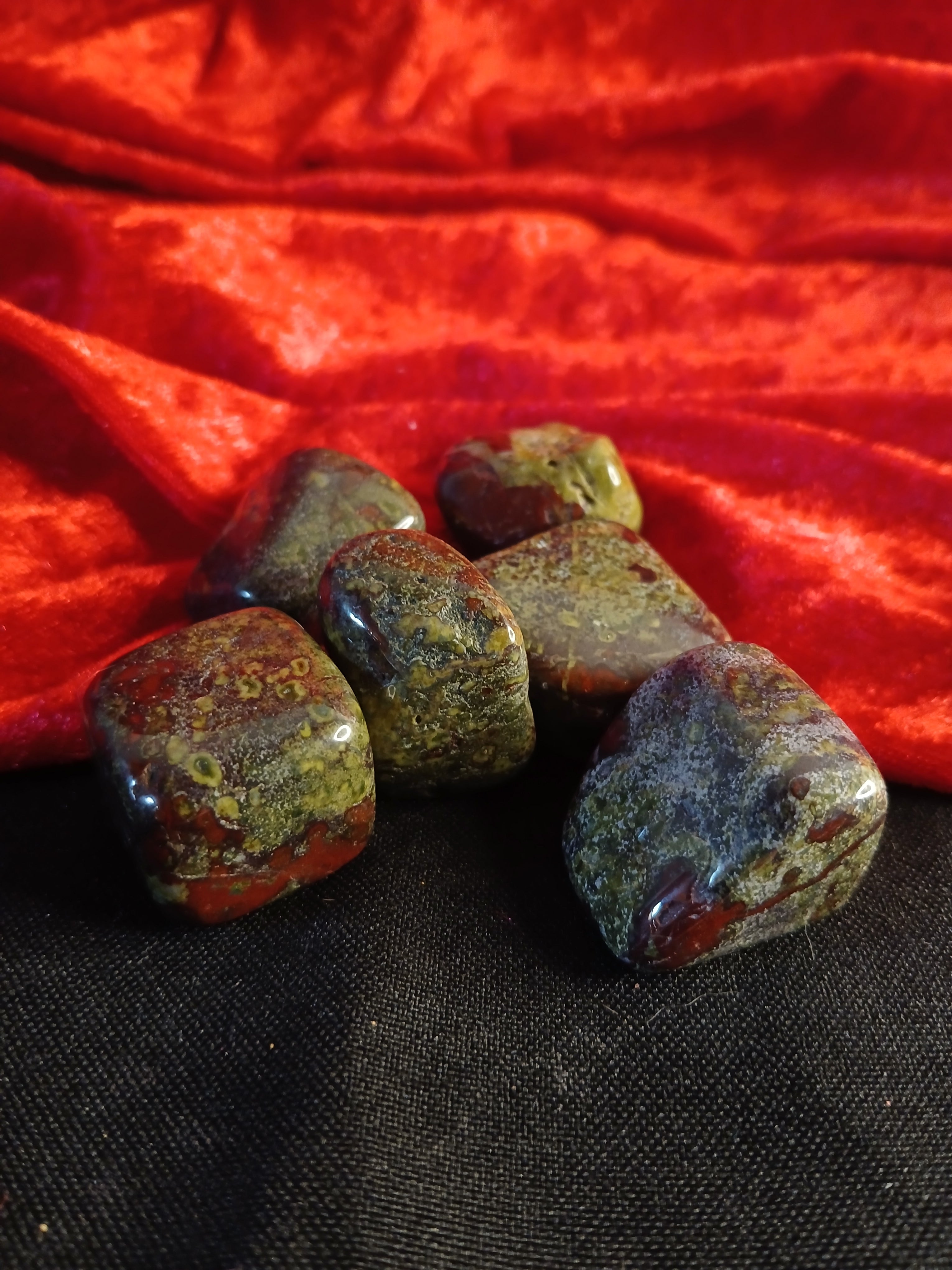 Pierre naturelle cubique calibre AA - Sang de Dragon d'Afrique